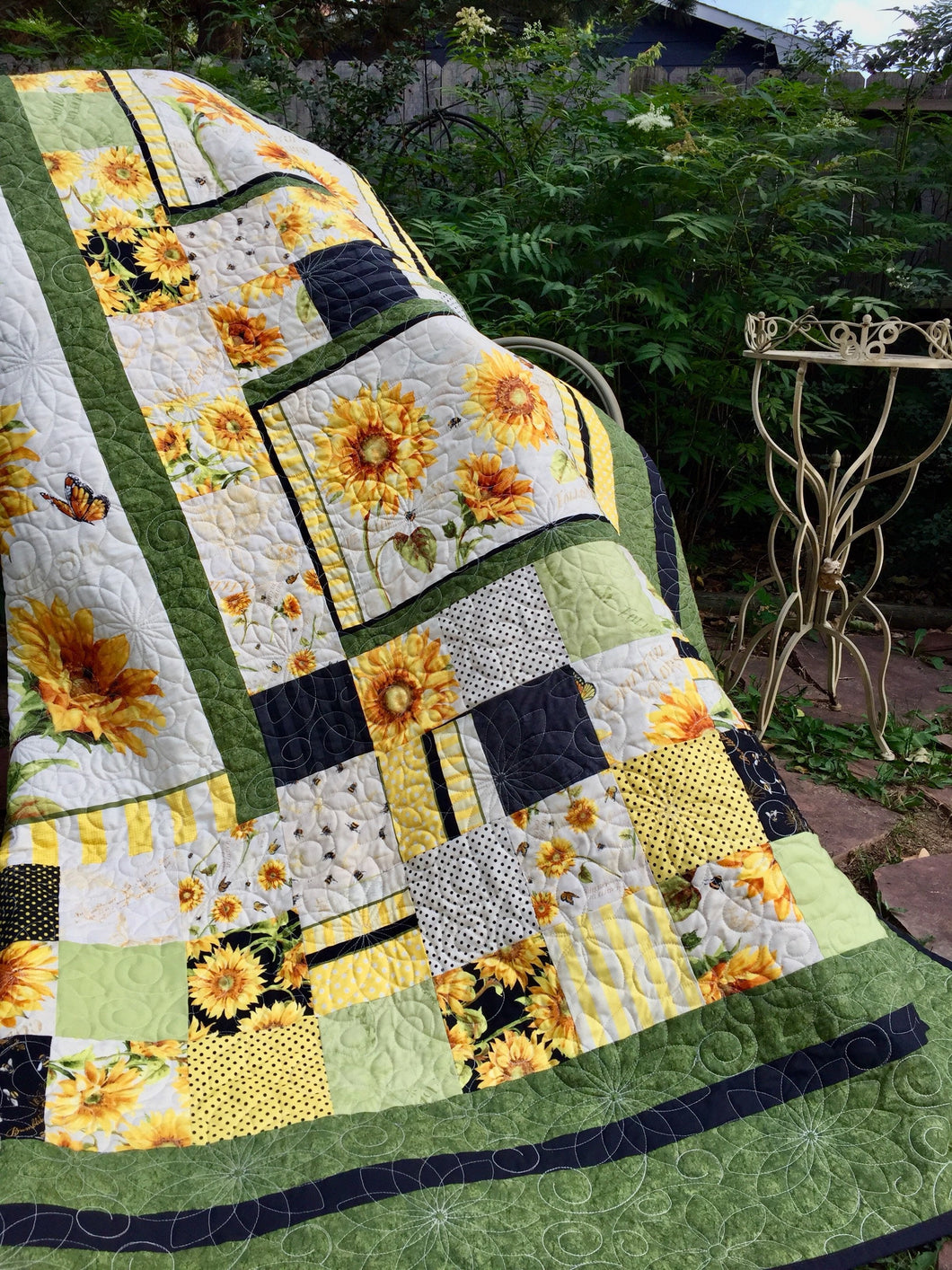 Gorgeous Sunflower Quilt, queen size, handmade, heirloom